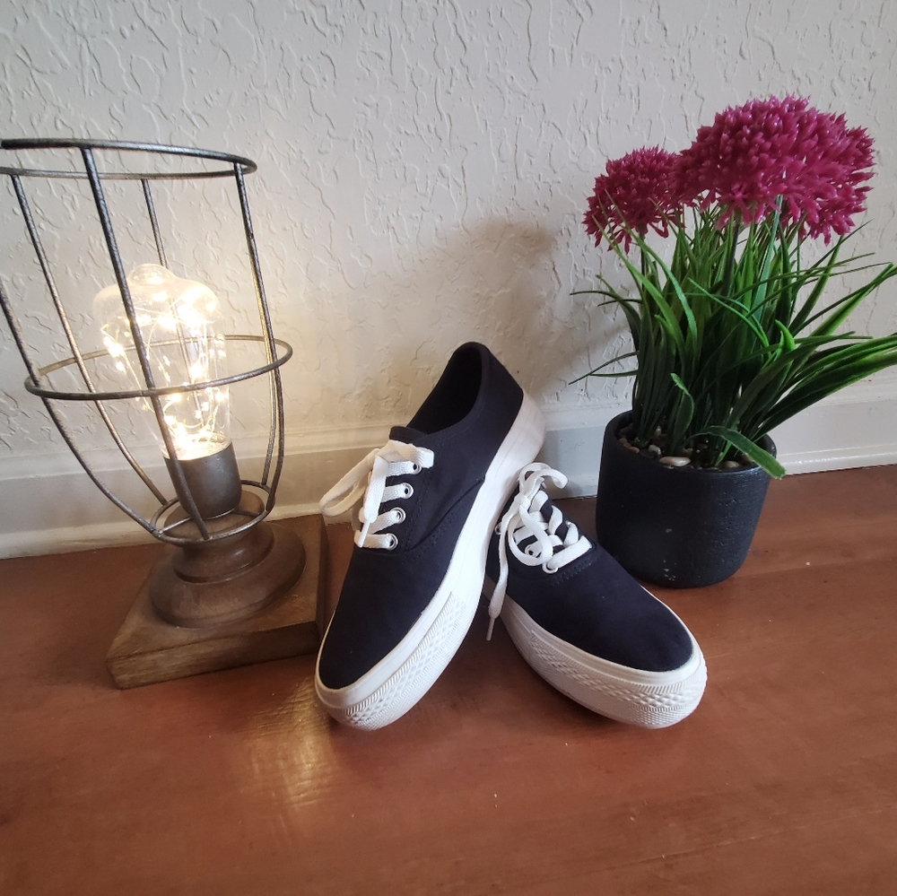 Forever 21 sneakers-size 6- Black & White
